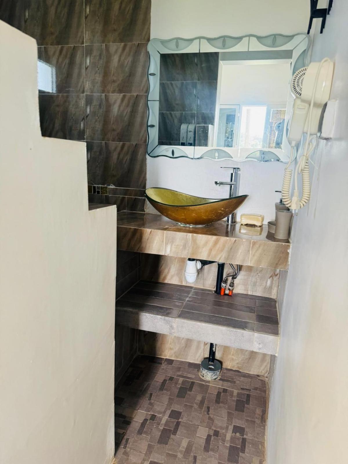 萨利波图尔Grace House Jacuzzi住宿加早餐旅馆 外观 照片